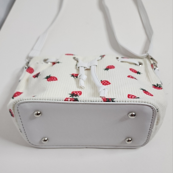 ‼️NEW IN‼️Strawberry Print White Bucket Bag - Picture 6 of 7